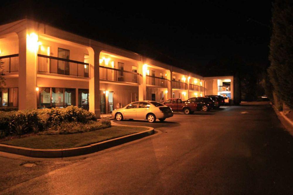 Baymont By Wyndham Mcdonough Hotel Bagian luar foto