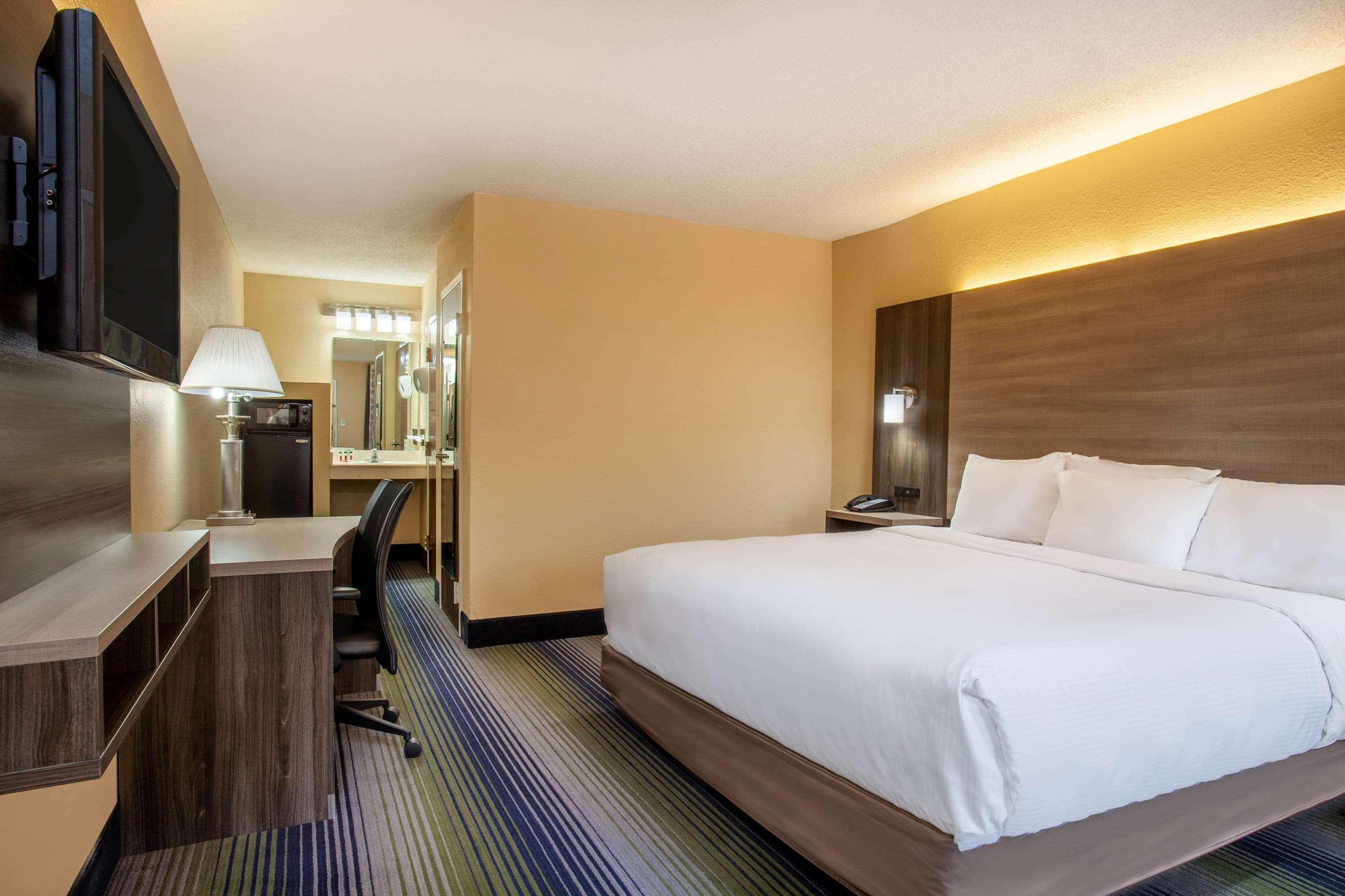 Baymont By Wyndham Mcdonough Hotel Bagian luar foto