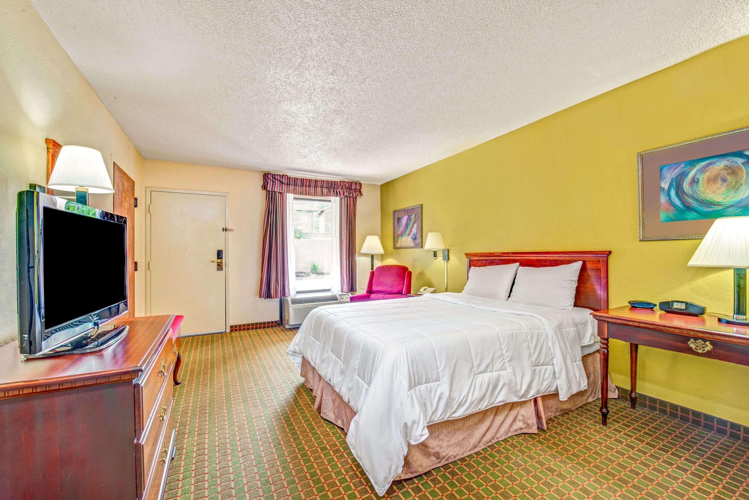 Baymont By Wyndham Mcdonough Hotel Bagian luar foto