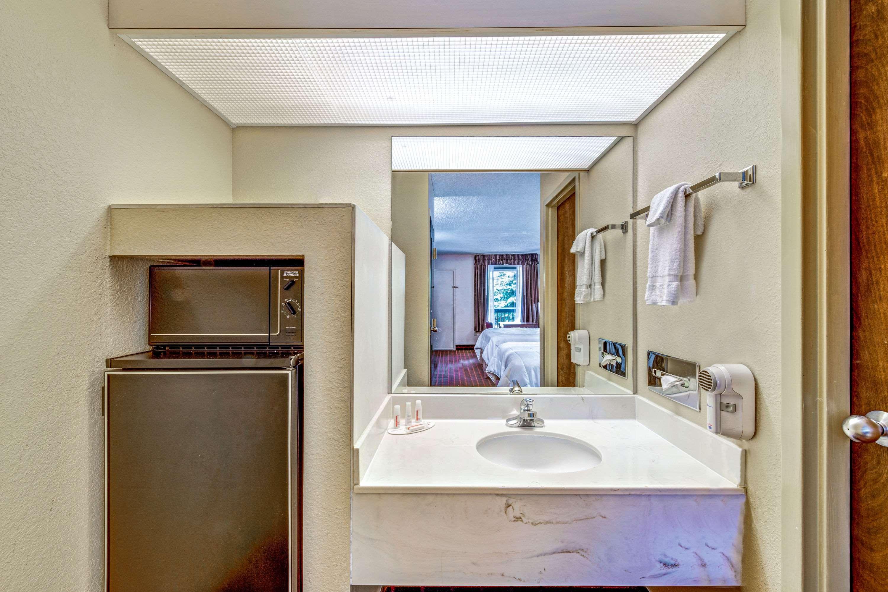 Baymont By Wyndham Mcdonough Hotel Bagian luar foto