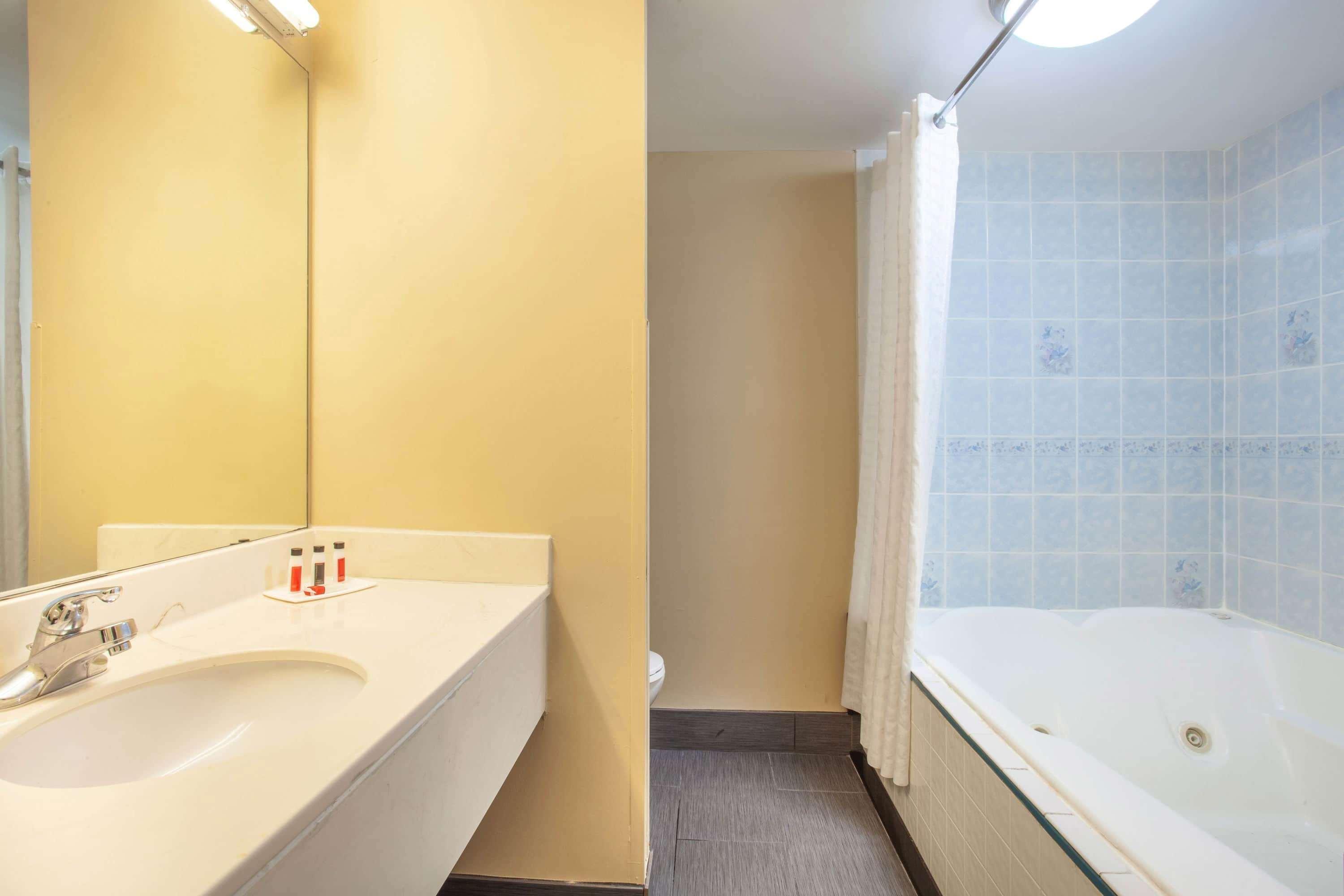Baymont By Wyndham Mcdonough Hotel Bagian luar foto