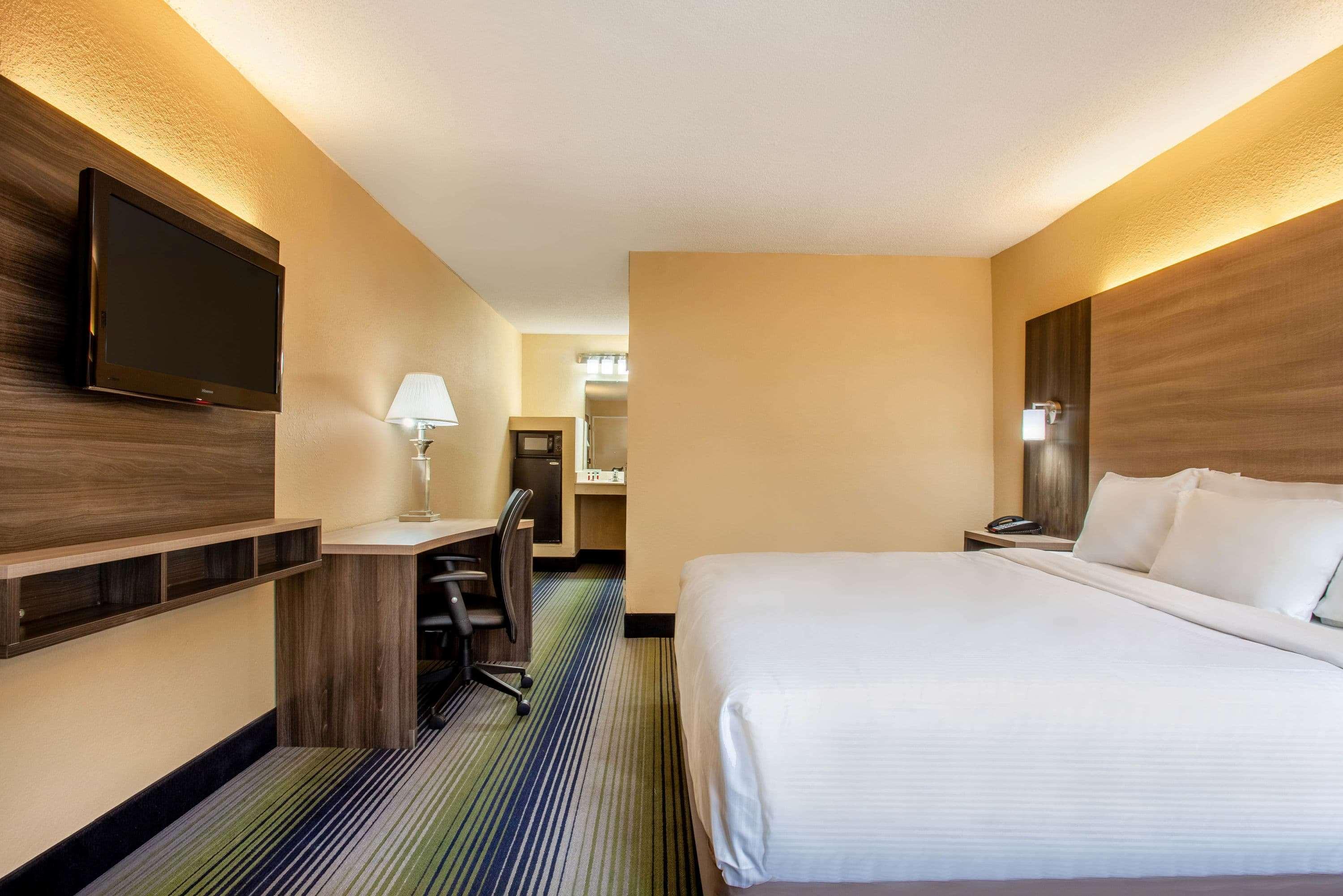Baymont By Wyndham Mcdonough Hotel Bagian luar foto