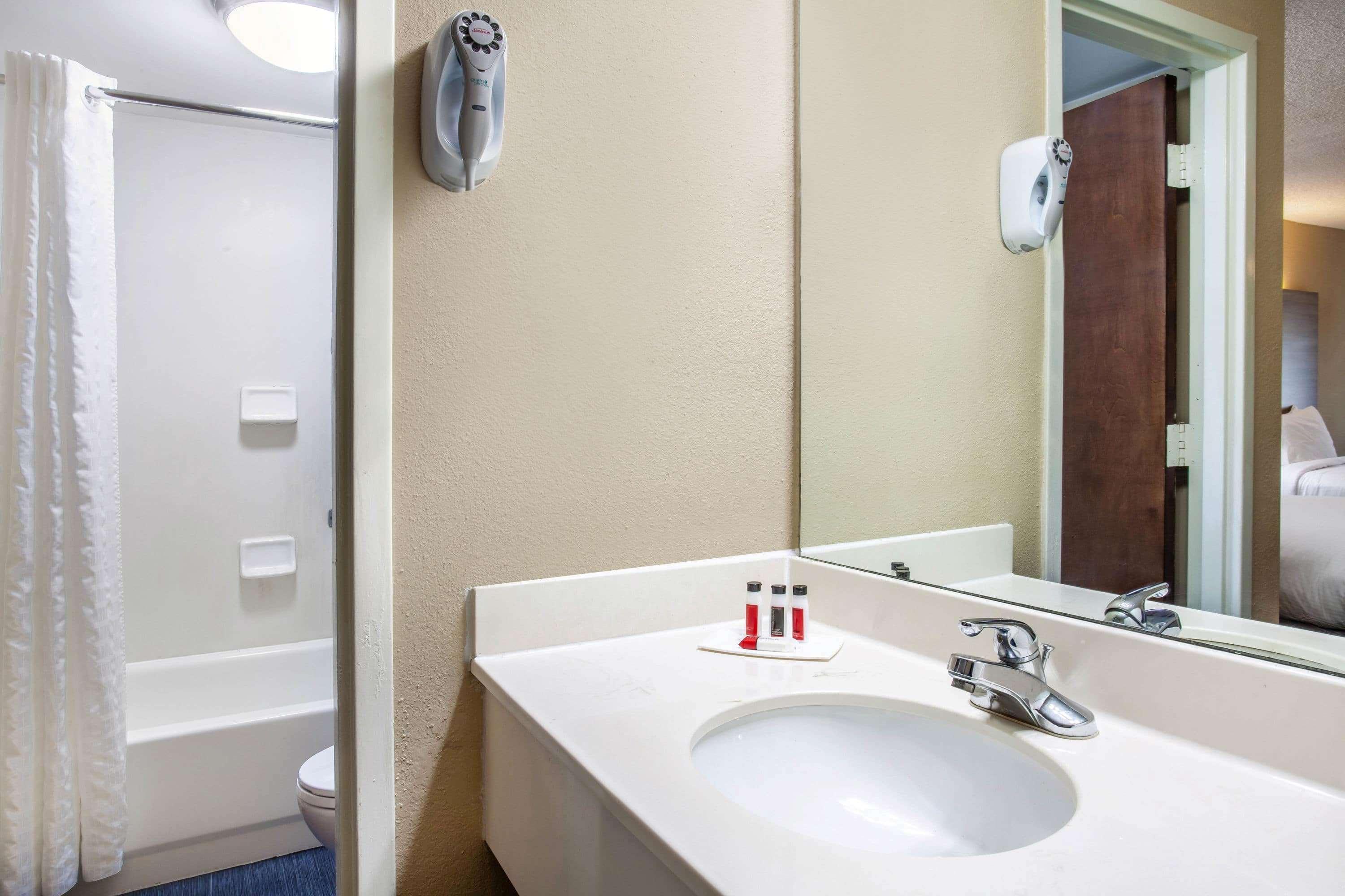 Baymont By Wyndham Mcdonough Hotel Bagian luar foto