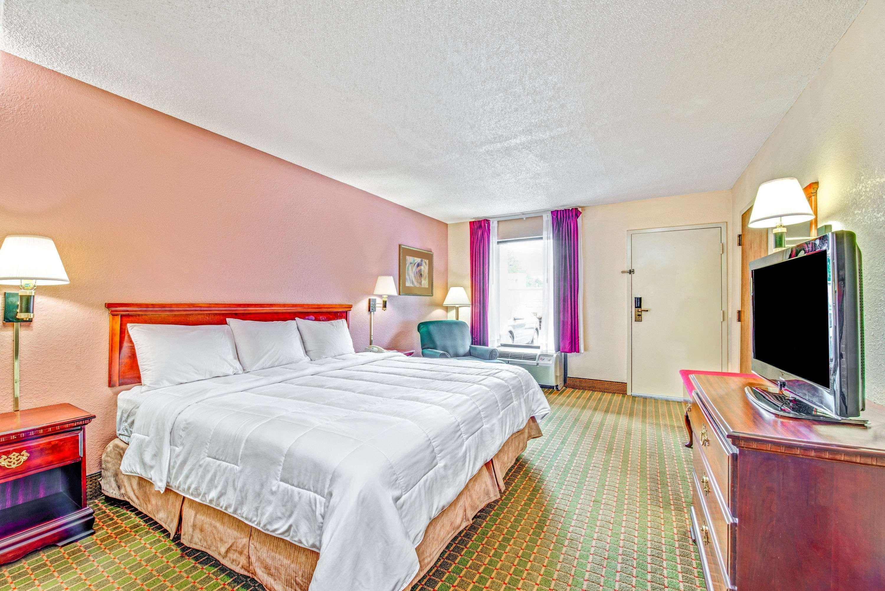 Baymont By Wyndham Mcdonough Hotel Bagian luar foto