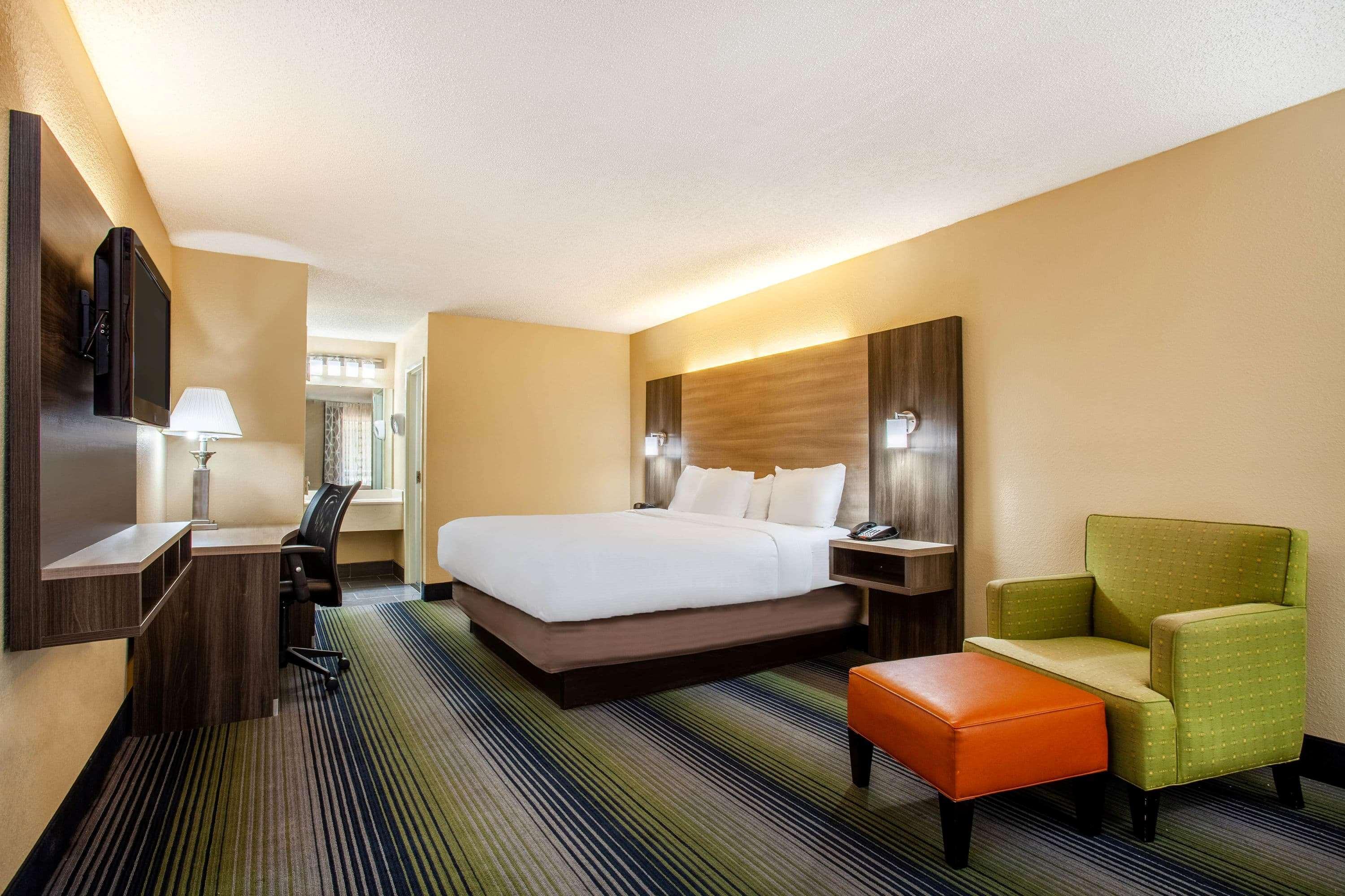 Baymont By Wyndham Mcdonough Hotel Bagian luar foto