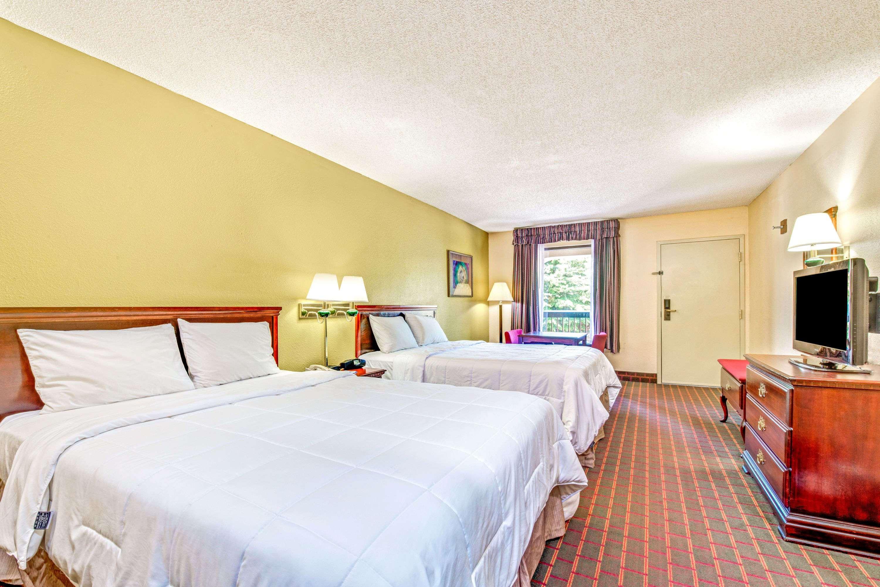 Baymont By Wyndham Mcdonough Hotel Bagian luar foto
