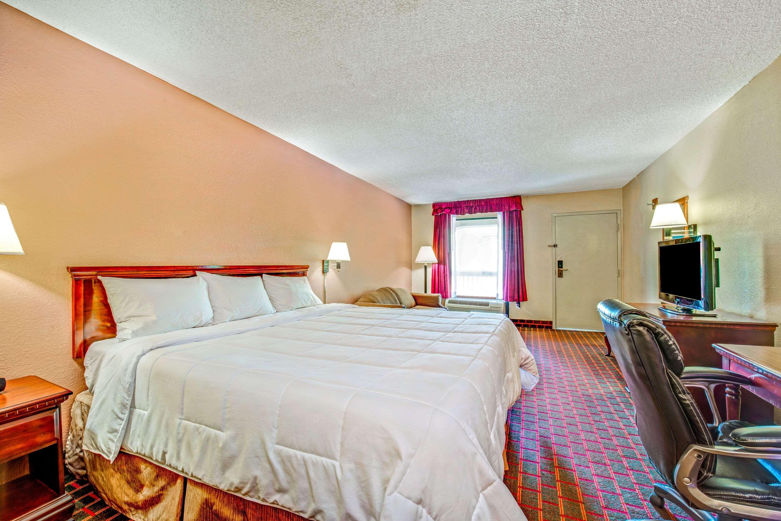 Baymont By Wyndham Mcdonough Hotel Bagian luar foto
